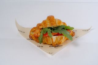 Круассан с семгой