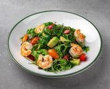 Salată cu creveți, avocado și sos de tahini