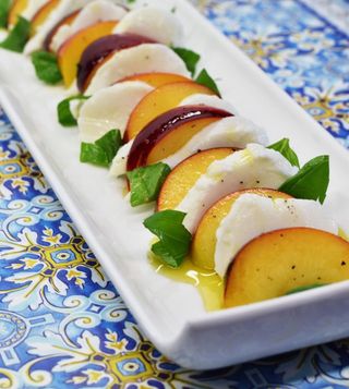 Insalata caprese di pesche