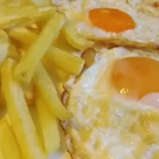 Huevos fritos con patatas 