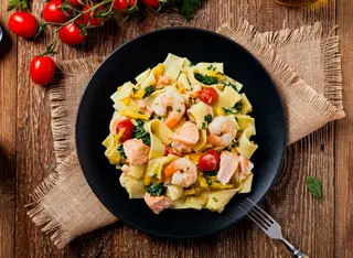 Tagliatelle cu creveți şi zuchinni