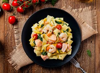 Tagliatelle cu creveți şi zuchinni