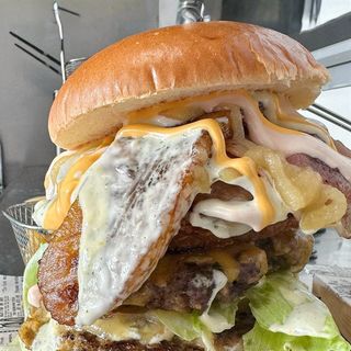 Hamburguesa Monstruosa + patatas fritas