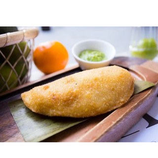 Empanada de Pollo Desmechada con Queso Blanco