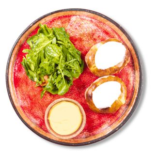 Яйця пашот з сирним соусом (250/90 г)