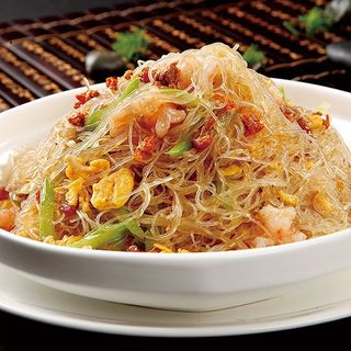 Spaghetti di soia saltati con gamberi e verdure