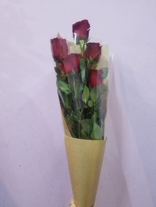 5 ტოტი წითელი ვარდი