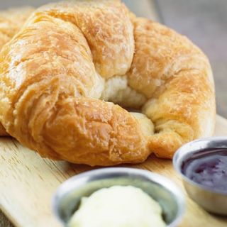 Croissant De Mantequilla Y Mermelada