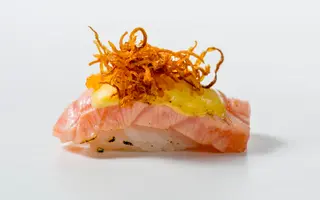 Nigiri De Salmón Flambeado Mango