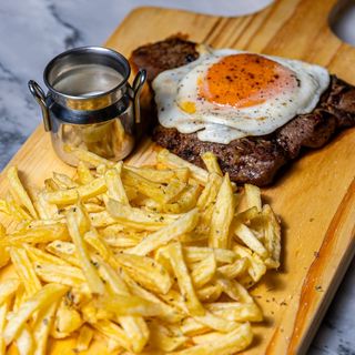 Meio Prego com ovo e batata