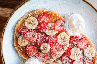 Pancakes De Frutos Rojos Con Plátano Y Jarabe De Arce