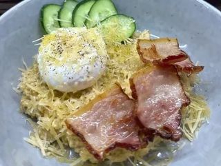 СОЛОНА ВІВСЯНА КАША З ЯЙЦЕМ ПАШОТ ТА БЕКОНОМ (300g)