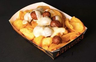 Patata con polpettine e formaggio