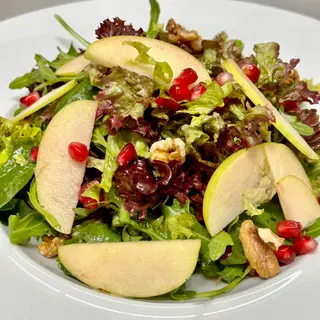 Salata cu branză de capră, nucă și rodie 300g