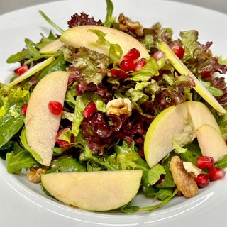 Salata cu branză de capră, nucă și rodie 300g