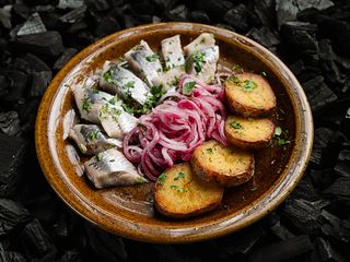 Оселедець зі смаженою картоплею (100/100g)