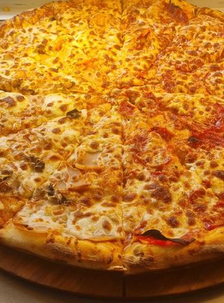 Пица с Шунка, кашкавал, гъби и доматена паста с подправки