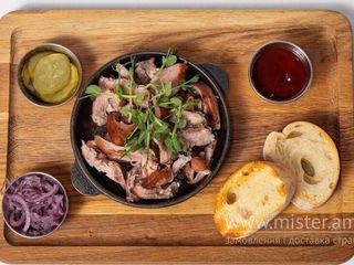 Рвана свинина (за 100g)