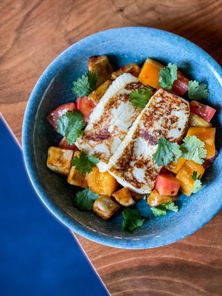 Сир Халумі на грилі з пікантним баклажаном та томатами (240г)