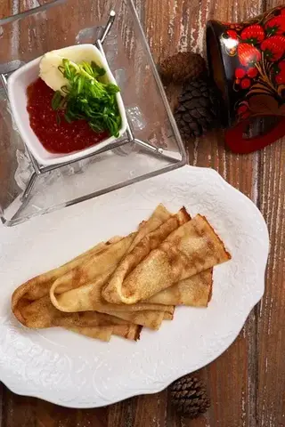 Блины с красной икрой  и сметанно-цитрусовым соусом (220 гр.)