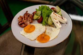 Яєчня з беконом