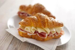 Croissant prosciutto crudo e brie