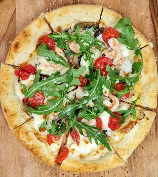 Піца з креветкою, руколою та пармезаном