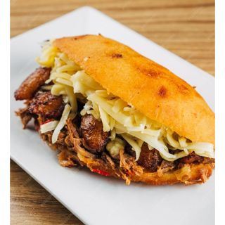 Bocadillo pollo mechado y tortilla francesa con quesp