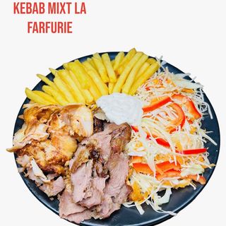 Kebab mixt la farfurie