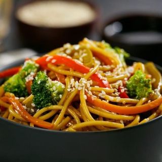 Yakisoba de pollo (ración)