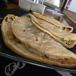 Baleada con huevo y aguacate