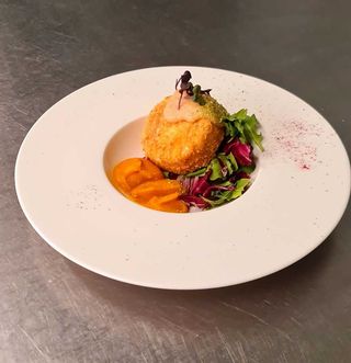  Camembert in crusta Panko cu piure de dovleac si sos de gutui