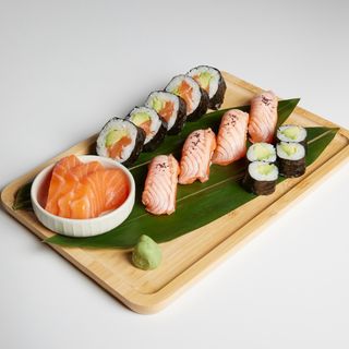 06.Tabla De Sushi Futomaki Con Sashimi (16 Pzs.)