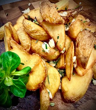 Cartofi aurii cu rozmarin si usturoi