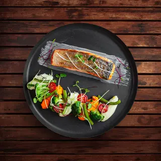 Pave De Saumon, Sauce Al Limone, Légumes De Saison