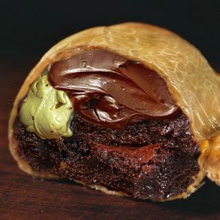 Empanada nutella brownie y corazon de pistacho 