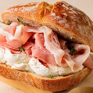 Panino con hamburger, prosciutto e mozzarella 