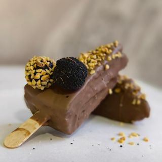 Парче торта на клечка - шоколад и лешник