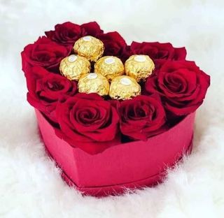 Caja De Corazón Con Rosas Y Bombones