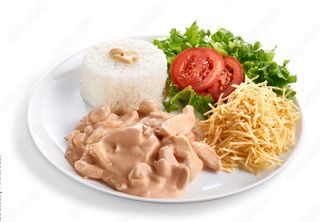 Strogonoff de frango com batata palha