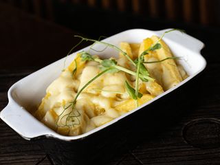 Картопля фрі під сирним соусом (330g)