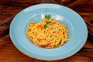 Spaghete cu roșii proaspete și busuioc