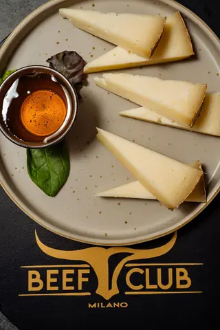 Il Pecorino Sardo di media stagionatura con Marmellata di Cipolle Rosse
