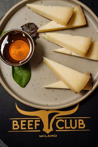 Il Pecorino Sardo di media stagionatura con Marmellata di Cipolle Rosse
