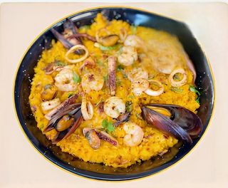 Paella di mare recomandat pentru 2 persoane