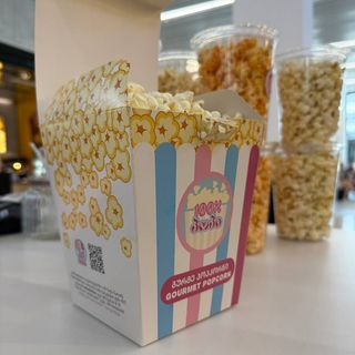 კლასიკური  მარილიანი პოპკორნი ყუთში