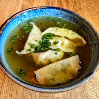 ROSÓŁ Z PIEROŻKAMI GYOZA