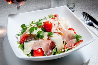 Salată cu rucola și prosciutto