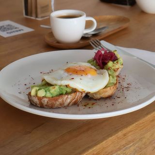 Tostada Aguacate y Huevo Plancha