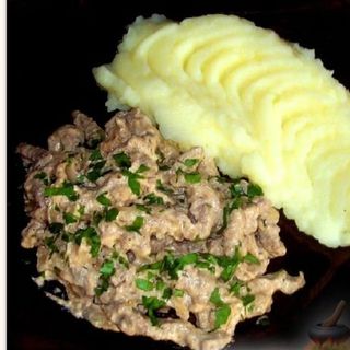 Печень в сливочном соусе с гарниром